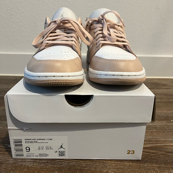 Women’s Jordan 1 - Picture 6 of 6